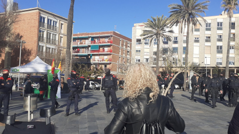 16/01/2021. Manifestantes antifascistas se concentran frente a la carpa de Vox. - Gala Pin