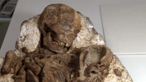 Unos arqueólogos encuentran un fósil humano de 4.800 años de una madre sujetando a un bebé. /REUTERS