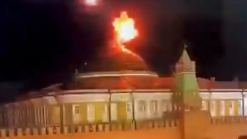 Captura de pantalla de un vídeo que muestra una explosión sobre el Kremlin, en Moscú (Rusia)