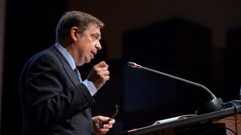 El ministro de Agricultura, Pesca y Alimentación, Luis Planas, durante la inauguración en la capital malagueña del foro Startup Europe Smart Agrifood Summit. EFE | Carlos Díez