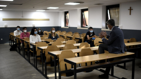 Un profesor da clase a sus alumnos, tanto unos como otros con mascarilla, en la Facultad de Humanidades y Ciencia de la Comunicación de la Universidad privada CEU San Pablo