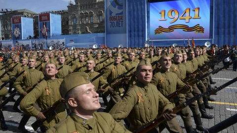 Russian servicemen in historical Red Army uniforms march during the Victory Day parade at Red Square in Moscow. REUTERS/Host Photo Agency/RIA Novosti