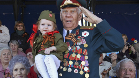 A World War Two veteran salutes as he watches the Victory Day parade in Barnaul. REUTERS/Andrei Kasprishin