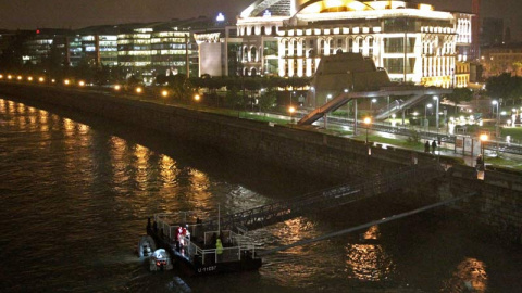 Los equipos de rescate buscan en el río Danubio a los turistas desaparecidos. (BERNADETT SZABO | EFE)