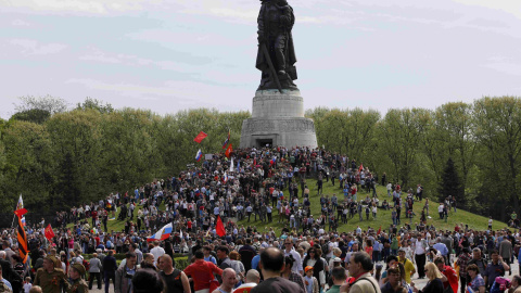 People take part in celebrations to mark Victory Day, at the Soviet War Memorial in Treptower Park in Berlin. REUTERS/Fabrizio Bensch