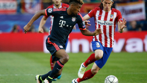 Alaba y Filipe Luis, durante el partido. Reuters / Paul Hanna