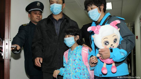 27/04/2022 - Imagen de archivo de la primera niña infectada por la cepa H7N9 de gripe aviar en 2013, Pekín (China).