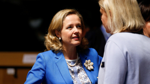 La ministra española de Economía, Nadia Calviño, conversa con la ministra sueca de Finanzas, Magdalena Andersson, al inicio de la reunión de los ministros de Economía y Finanzas de la Unión Europea en Luxemburgo. EFE/ Julien Warnand