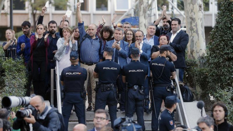 Los diputados del PDeCAT, Carles Campuzano, Jordi Xuclà, y Lourdes Ciuró, entre otros, a las puertas de la Audiencia Nacional donde hoy declaran como investigados por un delito de sedición el jefe de los Mossos d'Esquadra, Josep Lluis Trape