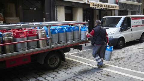 Un repartidor deja bombonas de butano de Cepsa en un bar en Pamplona. E.P./Eduardo Sanz