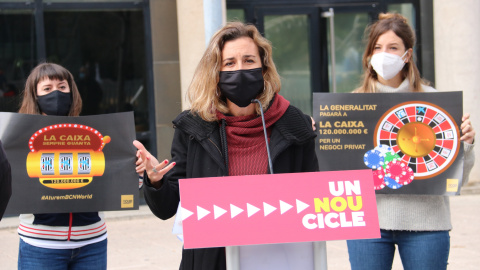 La cap de llista de la CUP per Tarragona, Laia Estrada, davant de l'Oficina Antifrau de Catalunya, en la roda de premsa en què han anunciat l'acció.