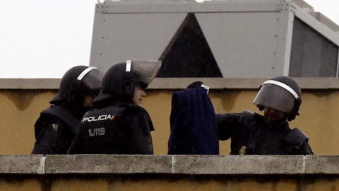 Agentes de policía en la azotea del CIE de Aluche tras una protesta de los internos.- EFE