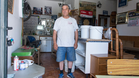 Fernando, en el único bar que había en Brieva, ya cerrado. / J. GÓMEZ