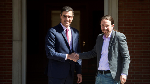 El presidente del Gobierno en funciones, Pedro Sanchez, saluda al líder de Podemos, Pablo Iglesias, en la entrada del Palacio de la Moncloa, antes de su reunión el pasado 7 de mayo, tras las elecciones del 28-A. EFE