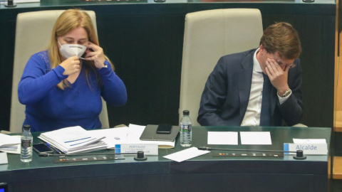 La portavoz municipal, Inmaculada Sanz, y el alcalde de Madrid, José Luis Martínez-Almeida, en un Pleno extraordinario, en el Palacio de Cibeles, a 26 de abril de 2022, en Madrid.