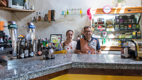 Tamara y Fernando, en su bar de Vicolozano. / J. GÓMEZ