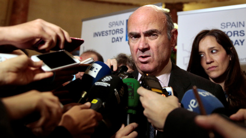 El ministro de Economía en funciones, Luis de Guindos, hace unas declaraciones a los periodistas a su llegada al 'Investors Day'. REUTERS/Andrea Comas