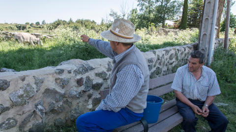 El alcalde pedáneo, Mariano Lidio Rodríguez, y su padre. / J. GÓMEZ