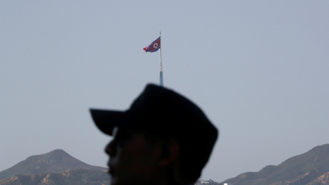 Un soldado de Corea del Sur hace guardia en la frontera con Corea del Norte./REUTERS