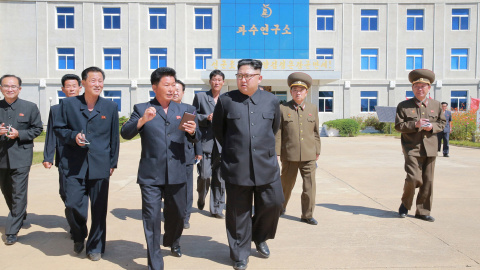 El líder norcoreano Kim Jong-Un es guiado durante una visita institucional./REUTERS