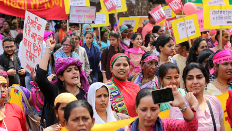 Varias mujeres se congregan para protestar contra las violaciones y el abuso hacia las mujeres durante el Día Internacional de la Mujer en Nueva Delhi (India), hoy 8 de marzo de 2018. EFE/ Rajat Gupta