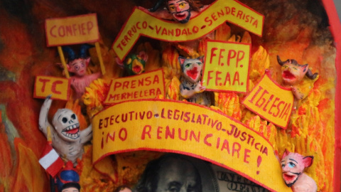 Detalle del retablo 'Ay, democracia' del artista y antropólogo peruano Edilberto Jiménez, que documenta la represión de la fuerza pública contra los manifestantes en las protestas realizadas entre diciembre y abril.