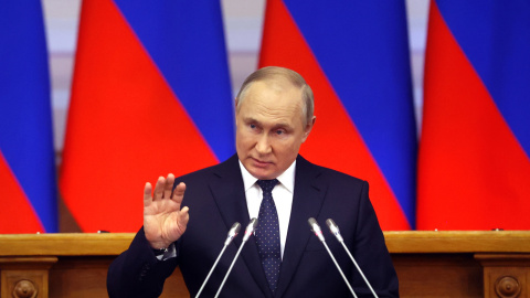 El presidente Vladimir Putin se dirige a una reunión del Consejo de Legisladores de la Asamblea Federal Rusa en el Palacio Tauride en San Petersburgo, Rusia, el 27 de abril de 2022.