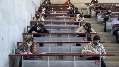 Estudiantes de economía de la facultad de la Universidad de Murcia (UMU) durante un examen.