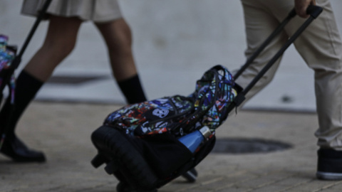 Alumnos con mochila del Colegio Privado Alameda de Osuna durante el primer día del curso escolar 2020-2021, en Madrid.