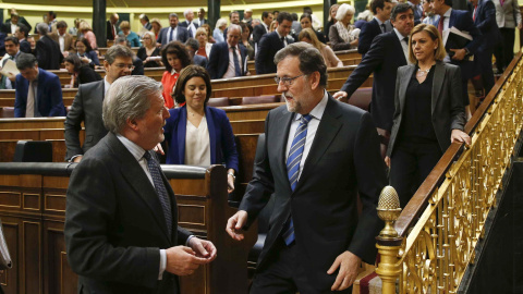 El presidente del Gobierno en funciones, Mariano Rajoy, conversa con el ministro de Educación en funciones, Íñigo Méndez de Vigo, al finalizar en el Congreso de los Diputados el último pleno de la XI Legislatura. EFE/Paco Campos