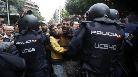 Intervención policial en el Institut Ramon Llull de Barcelona / EFE