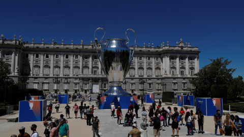 Una reproducción gigante del trofeo de la Champions League, la 'orejona', junto al Palacio Real, en Madrid. REUTERS/Susana Vera