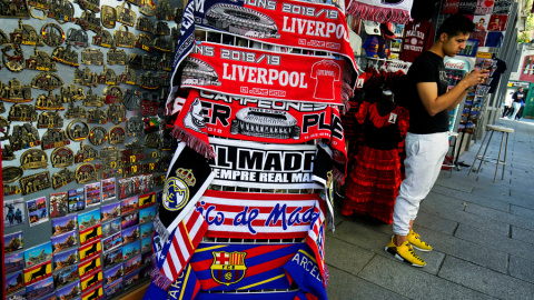 Una tienda de recuerdos en el centro de Madrid con objetos relacionados con la final de la Champions League. REUTERS/Juan Medina