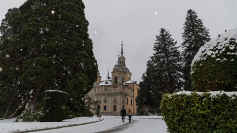 El palacio real de la Granja de San Ildefonso en Segovia, nevado tras el paso de la borrasca Filomena, Castilla y León .