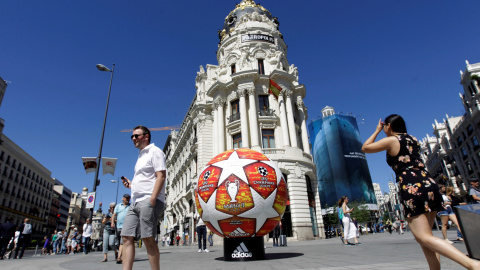 Vista de un balón publicitario de la Champions League en la Gran Vía. EFE/Carlos Pérez