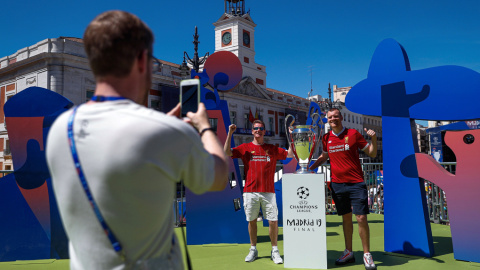 Llegada del trofeo de la UEFA Champions League a la Puerta del Sol de Madrid, durante la ceremonia de apertura del UEFA Champions Festival, un evento anual que tiene lugar en la ciudad sede de la final de la UEFA Champions League en los día