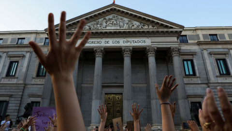 Manifestación en Madrid, ante el Congreso de los Diputados, donde las mujeres han protagonizado una sentada. REUTERS/Susana Vera