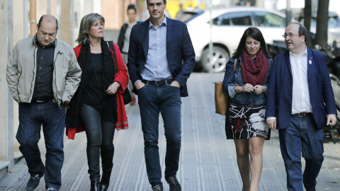 El secretario general del PSOE, Pedro Sánchez (c), y el primer secretario del PSC, Miquel Iceta (d), acompañados por la vicesecretaria general del PSOE, Adriana Lastra (d), la alcaldesa de L'Hospitalet y adjunta a la primera secretaría del 