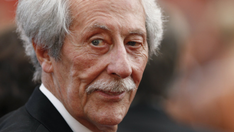 Fotografía de mayo de 2011 del actor francés Jean Rochefort a su llegada a una ceremonia durante la 64 edición del Festival de Cine de Cannes (Francia). EFE/Ian Langsdon