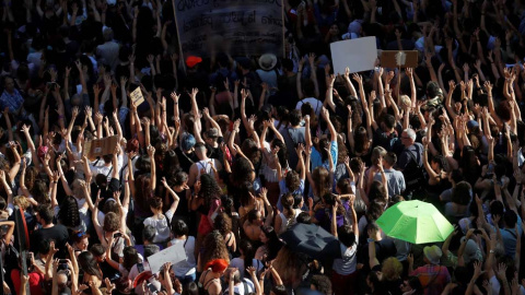 Manifestación de mujeres en Madrid, esta tarde ante el Ministerio de Justicia, en protesta por la puesta en libertad de 'La Manada'. (JUAN CARLOS HIDALGO | EFE)