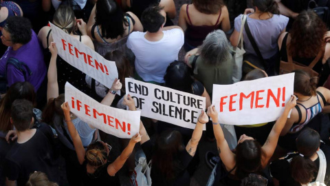 Manifestación de mujeres en Madrid, esta tarde ante el Ministerio de Justicia, en protesta por la puesta en libertad de 'La Manada'. (JUAN CARLOS HIDALGO | EFE)