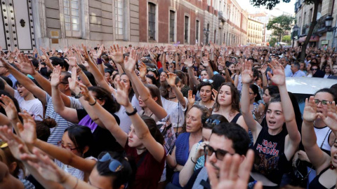 Manifestación de mujeres en Madrid, esta tarde ante el Ministerio de Justicia, en protesta por la puesta en libertad de 'La Manada'. (JUAN CARLOS HIDALGO | EFE)