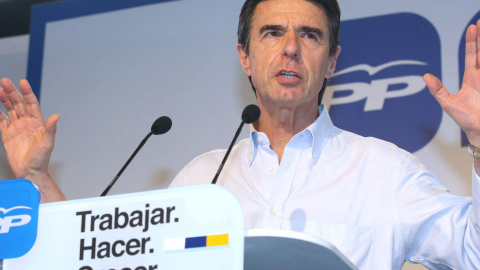 El ministro de Industria, José Manuel Soria, durante su intervención en el mitin que este partido celebró hoy en Las Palmas de Gran Canaria. EFE/Elvira Urquijo A.