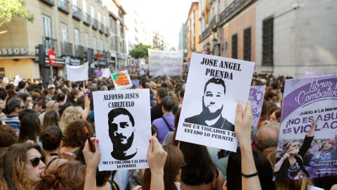 Manifestación de mujeres en Madrid, esta tarde ante el Ministerio de Justicia, en protesta por la puesta en libertad de 'La Manada'. (JUAN CARLOS HIDALGO | EFE)