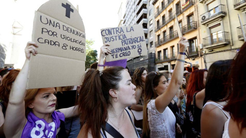 Manifestación de mujeres en Zaragoza. (JAVIER BELVER | EFE)