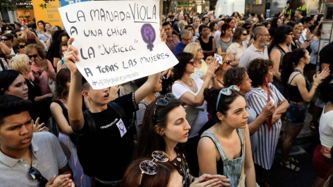 Vista general de la concentración convocada por la Asamblea Feminista del País Valencià. (KÄI FOSTERLING | EFE)