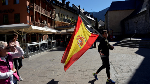 Un joven con una bandera española en Viella, la capital del Valle de Arán. REUTERS/Vincent West