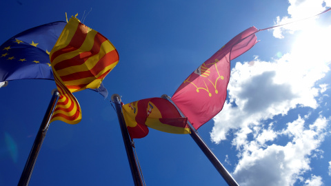 La bandera de la UE, la senyera, la española y la aranesa, en Viella, la capital del Valle de Arán. REUTERS/Vincent West