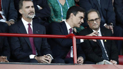 El rey Felipe VI junto al presidente del Gobierno Pedro Sánchez (c), y el presidente de la Generalitat Quim Torra (d), durante la inauguración de los XVIII Juegos Mediterráneos. (JESÚS DIGES | EFE)