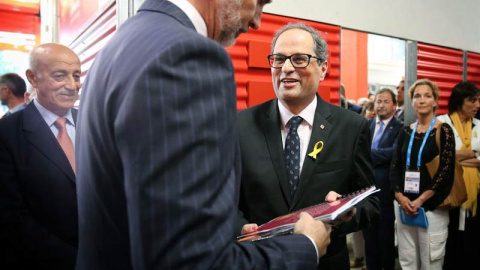 El rey recibe de Torra de fotos sobre la jornada del 1 de octubre. (JORDI BEDMAR | EFE)